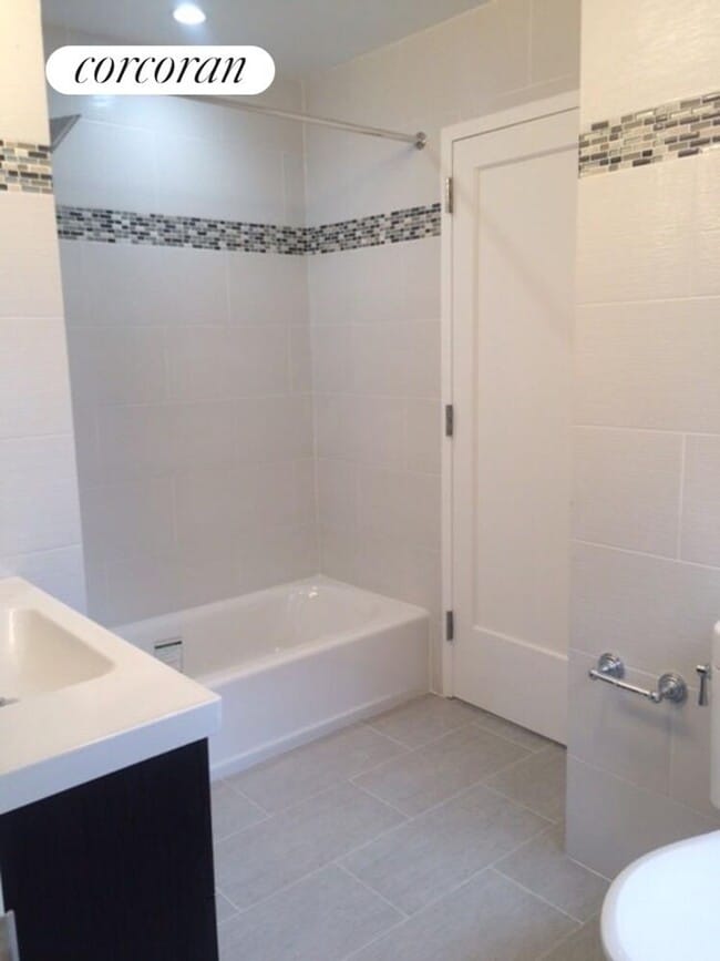 Building Photo - 175 W 76th St