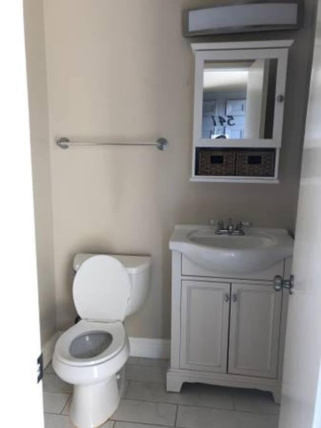 Building Photo - 2 Bedroom 1.5 Bath Split-Level Condo in Ri...