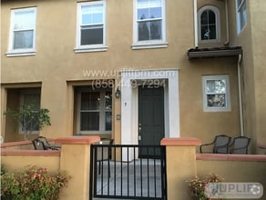 Building Photo - 2 Bed, 3 Bath Townhome Near Parks, Shoppin...