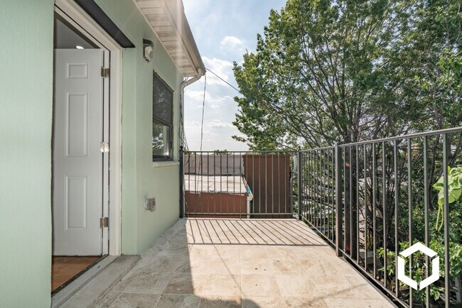 Building Photo - Remodeled 2 Bedroom Apartment with Private...