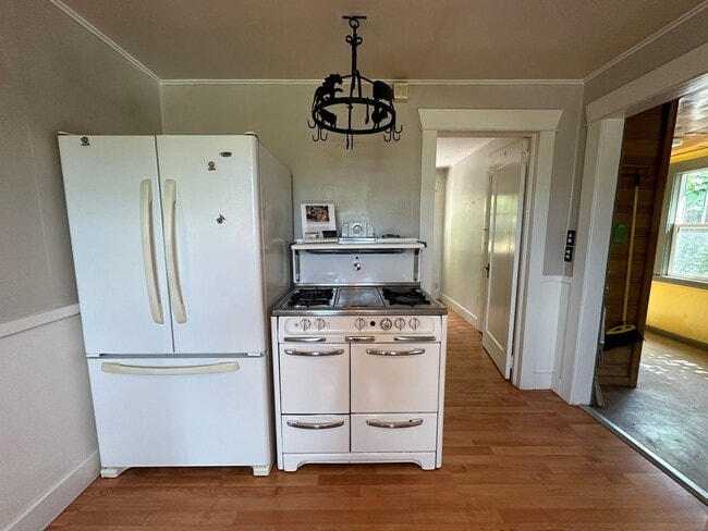 Building Photo - Adorable 2 Bedroom One Bathroom Home Close...