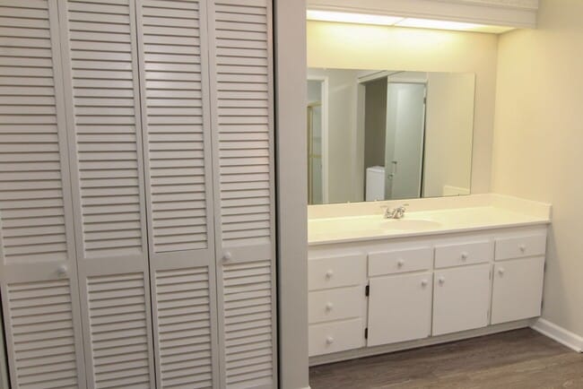 Building Photo - Remodeled Redding Condo!