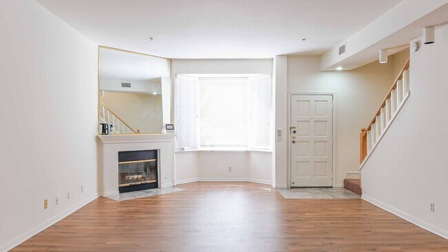 Building Photo - >>> THREE BEDROOM + THREE BATHS TOWNHOUSE ...