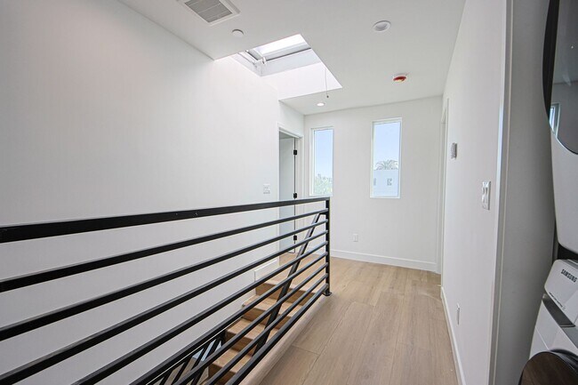 Building Photo - 1638 S Longwood Ave