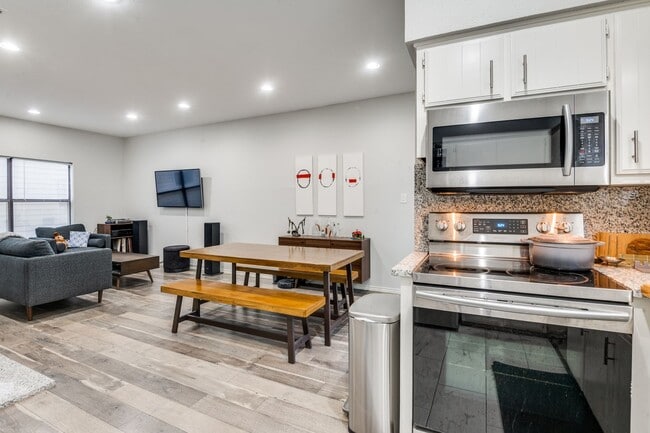 Building Photo - Delightful 2-Bed, 1.5 Bath in Prime Dallas...