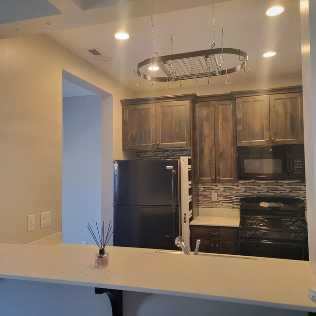 Building Photo - Spacious Modern Townhome