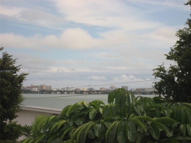 Building Photo - 1801 S Treasure Dr