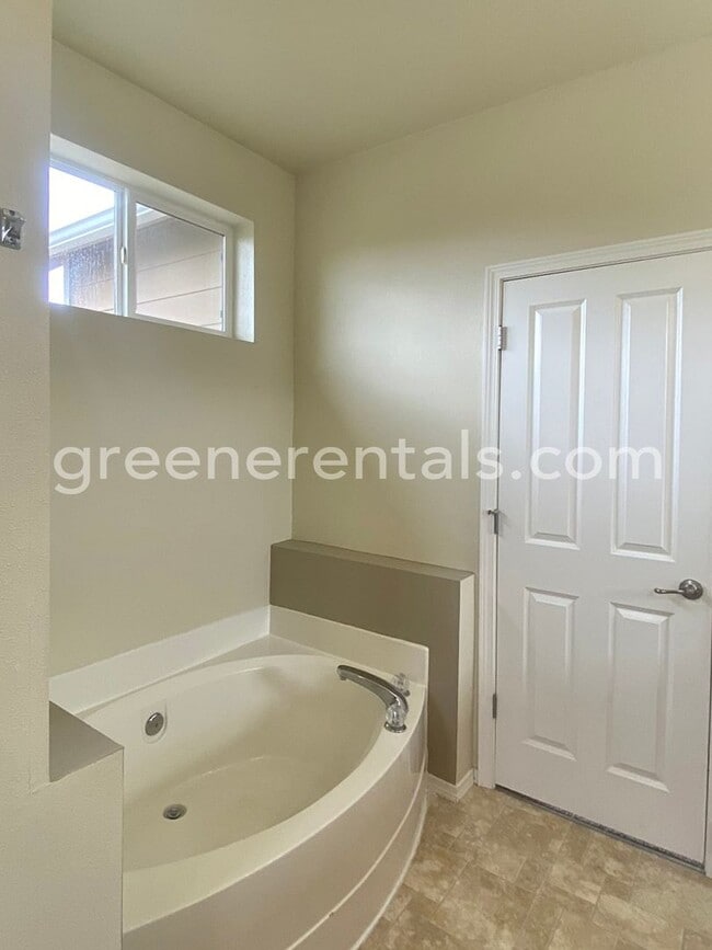Building Photo - Lacey 4BD/2.5BA Beautiful Home Close to 1-...