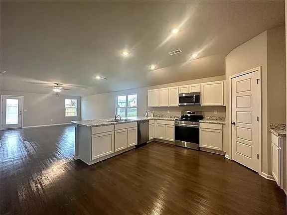 Building Photo - "Charming 4-Bedroom Oasis with 2 Baths & 1800 Sq Ft in Gardner, KS"