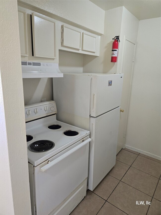 Building Photo - 830 Victoria Dr