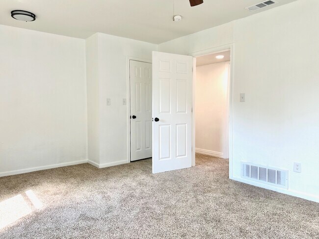 Building Photo - 112 Oakwood Dr