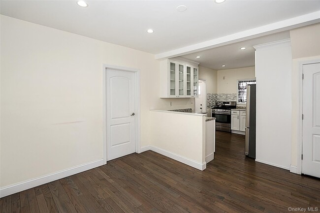 Building Photo - 987 Kings Pkwy