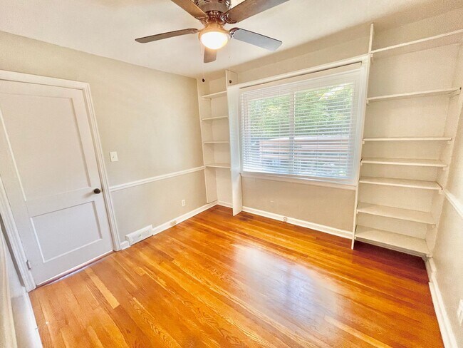 Building Photo - Beautiful 3 Bed 1 Bath Home Located near target shopping center off of Battleground in desirable ...