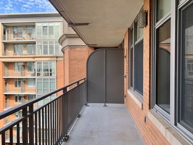 Building Photo - Beautiful 1 BR plus den 2 BA luxury condo ...