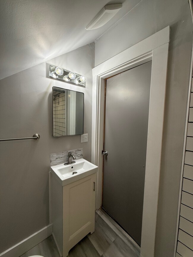 Building Photo - 1117 N B St