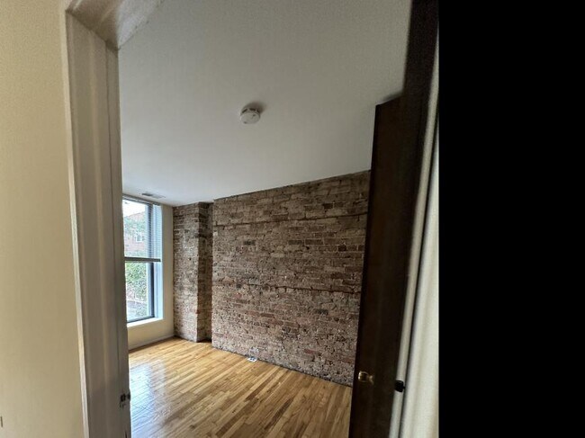 Building Photo - 2 bedroom in Chicago IL 60657