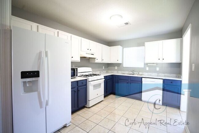 Building Photo - Move in special $800!! 3 bed, 2 bath home with a huge, fenced yard near Valley View school!!