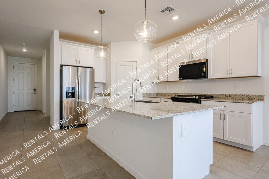 Building Photo - 3380 N Camden Dr