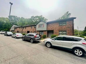 Building Photo - Discover this well-maintained 2-bedroom, 2-bath townhouse in Statesville, NC.