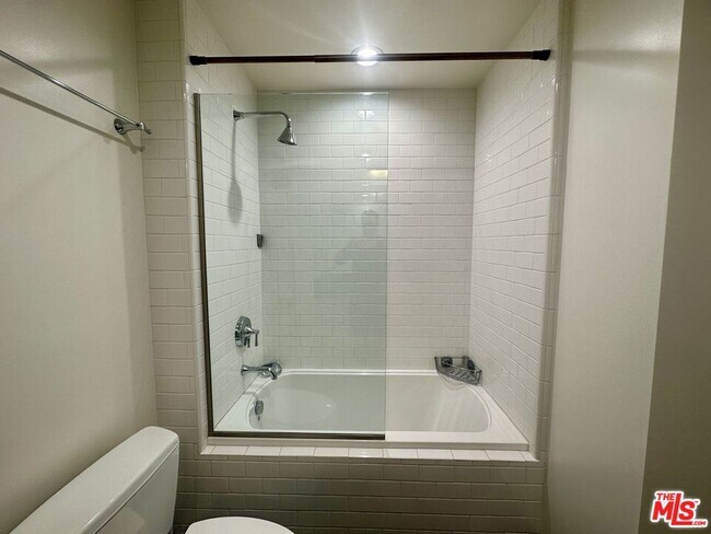 Building Photo - 416 S Spring St