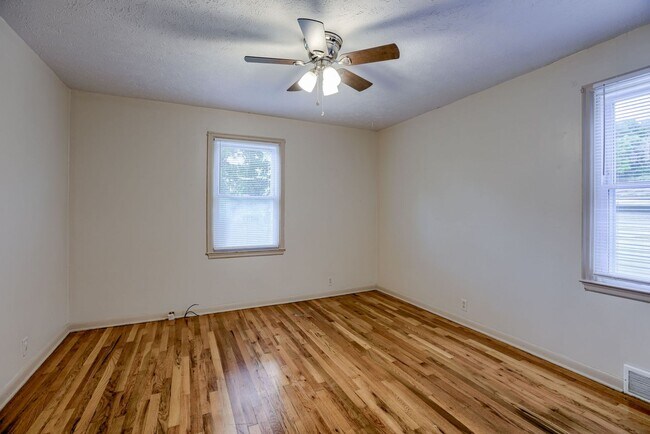 Building Photo - 2 Bedroom Benson Charmer!!