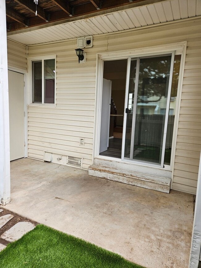 Building Photo - Adorable Loft Style One Bedroom Condo Steps from Buckley AFB