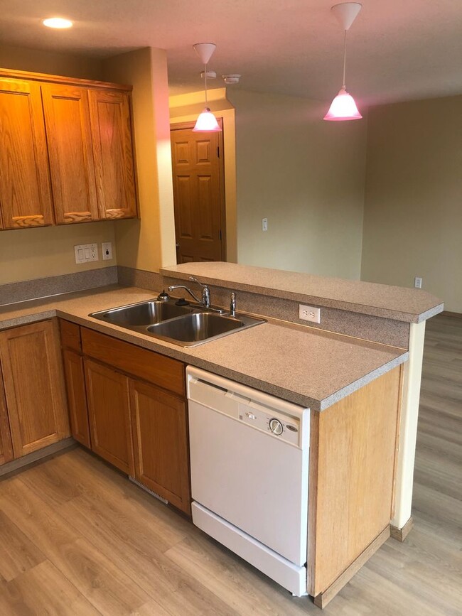 Building Photo - Three Bedroom Duplex in South Salem