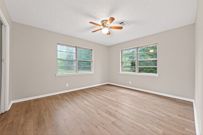 Building Photo - 315 Hollywood Dr