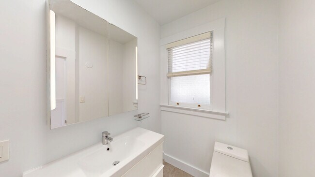 Building Photo - 254 Ivy St