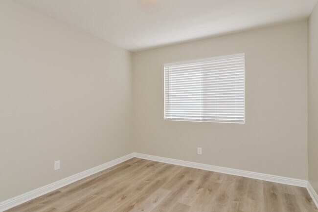 Building Photo - 312 Carole Little Ct