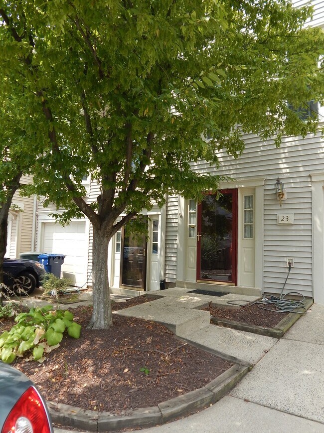 Building Photo - Fabulous TH with Garage! Great Location!