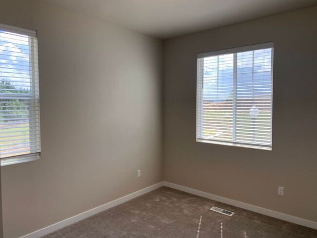 Building Photo - COMING VACANT END OF JUNE -EZ life Townhom...