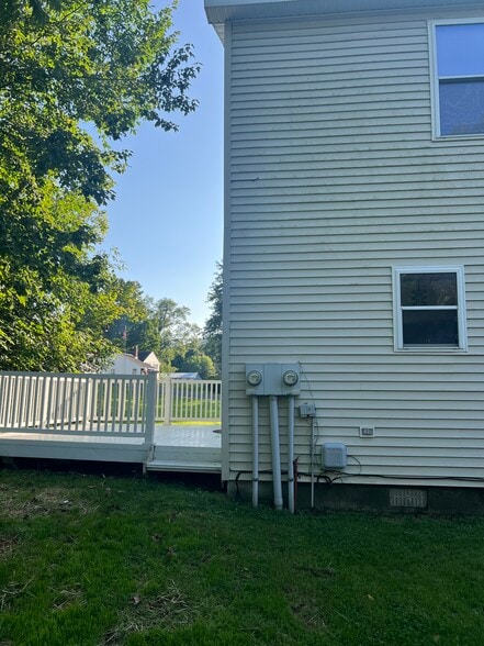 Building Photo - 67 Maple St