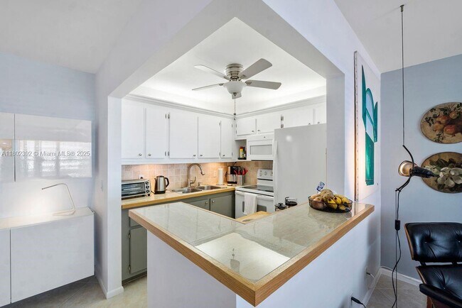 Building Photo - 143 Oakridge J