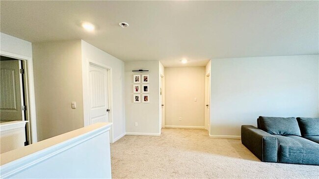 Building Photo - 325 Fernbrook Trl
