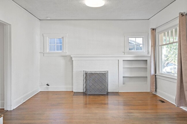 Building Photo - Cute 2-bdrm/2-bath vintage home—Bonus room...