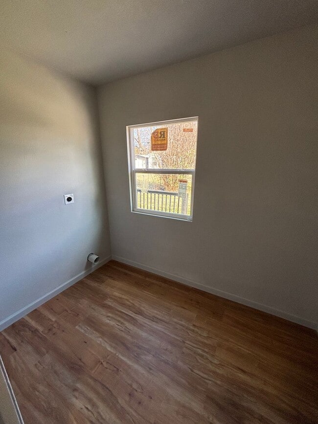 Building Photo - Newly Renovated 2 Bedroom