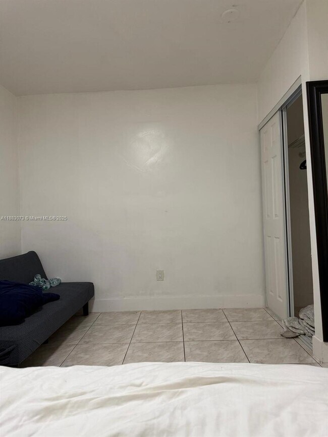 Building Photo - 826 SW 12th Ct