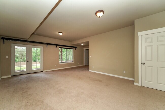 Building Photo - Kent Duplex LOWER Unit with Huge Yard & Private Feel