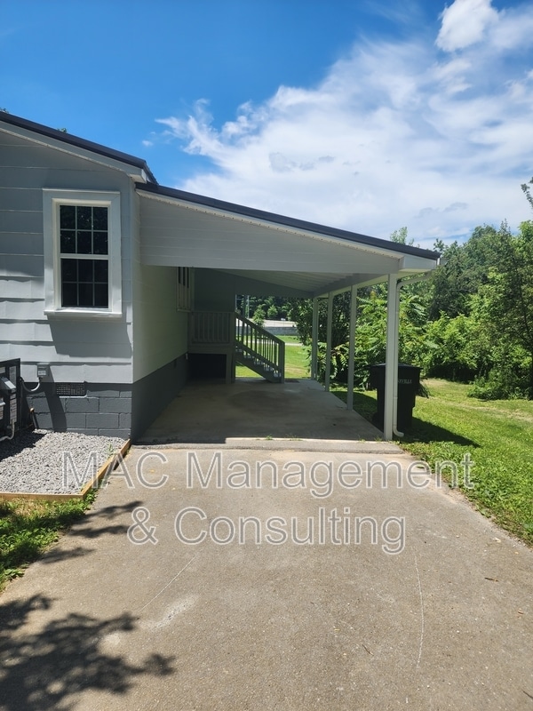 Building Photo - 1067 Crescent Dr