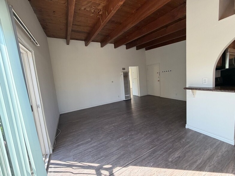 Building Photo - 3728 S Bentley Ave