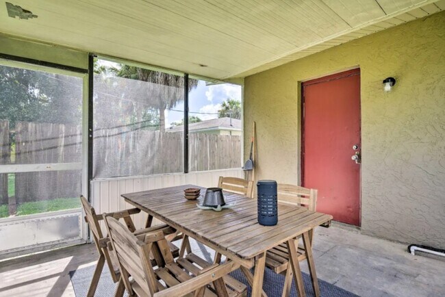 Building Photo - 416 40th St E