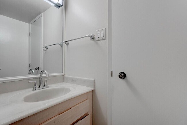 Building Photo - 3111 Bel Air Dr