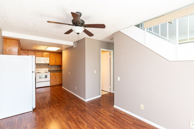 Building Photo - **LOOK NO FURTHER 3 BEDROOM TOWNHOME W/LAU...