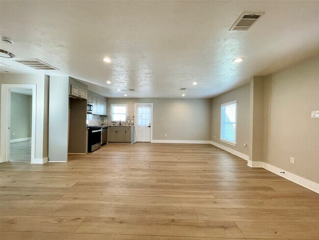 Building Photo - 4504 Kingsbury St