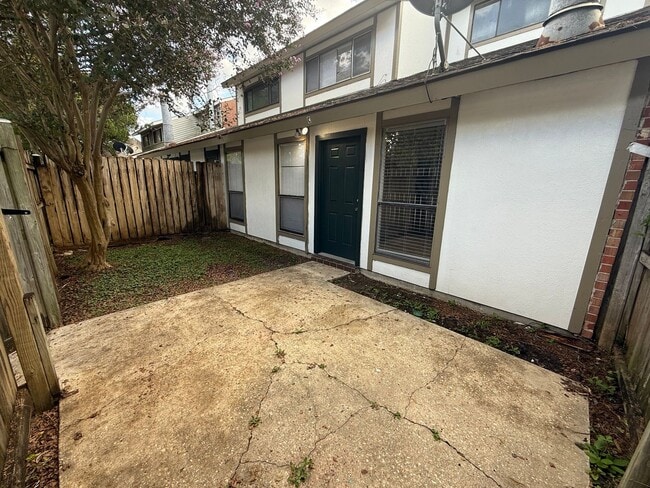Building Photo - 3bd 2BA Townhouse