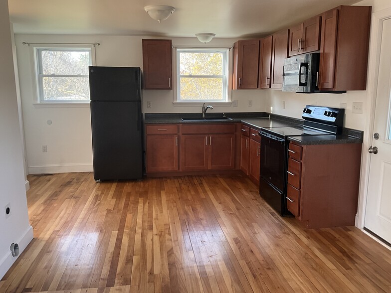 Building Photo - 450 Riverside Dr