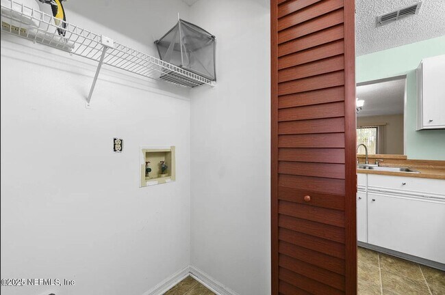 Building Photo - 85 Debarry Ave