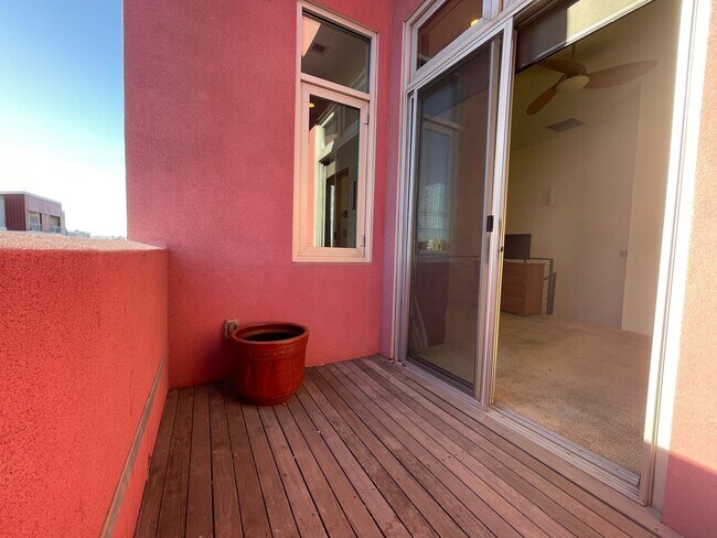 Building Photo - 3 Story Luxury Loft In The NW! Available F...