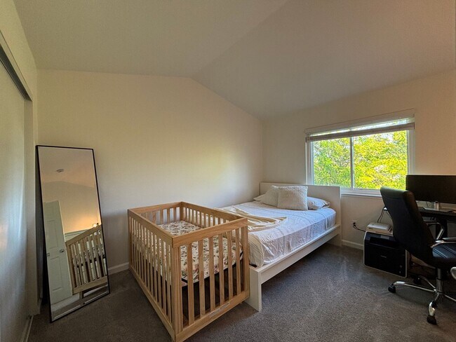 Building Photo - 879 Fall River Trail